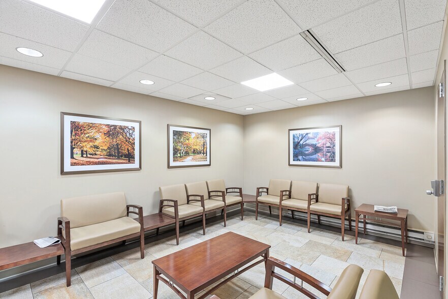 1 Clara Maass Dr, Belleville, NJ à louer - Photo intérieure - Image 2 de 20