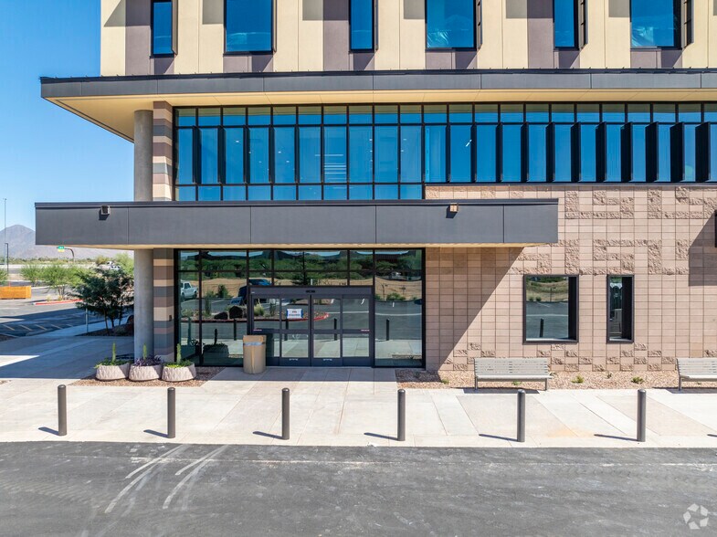 8435 N Pima Center Pky, Scottsdale, AZ à louer - Photo du bâtiment - Image 3 de 4