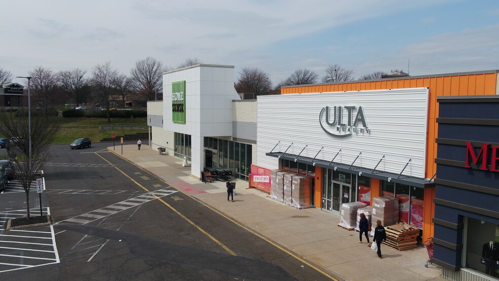 2424 E Lincoln Hwy, Langhorne, PA à louer - Photo du bâtiment - Image 3 de 6