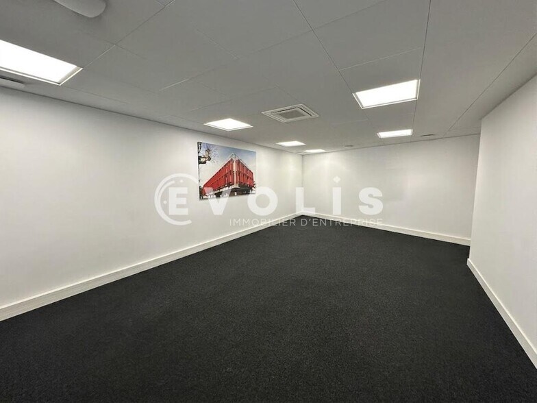 Retail in Montrouge for lease - Interior Photo - Image 3 of 13