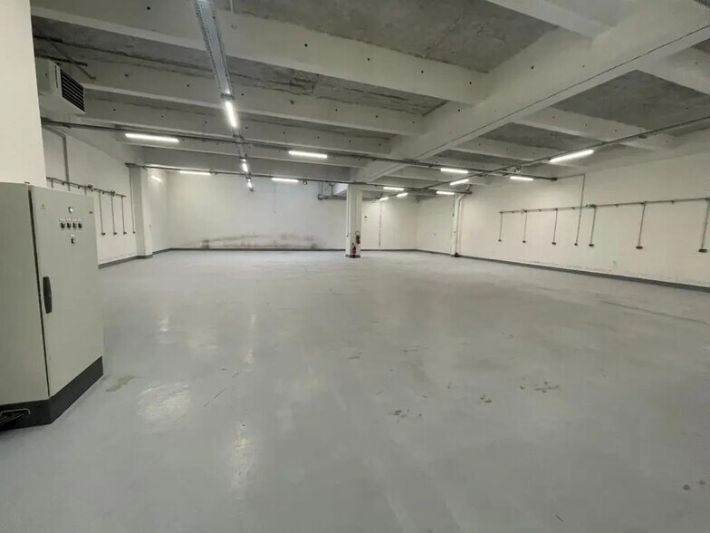 Flex in Paris for lease - Building Photo - Image 2 of 5