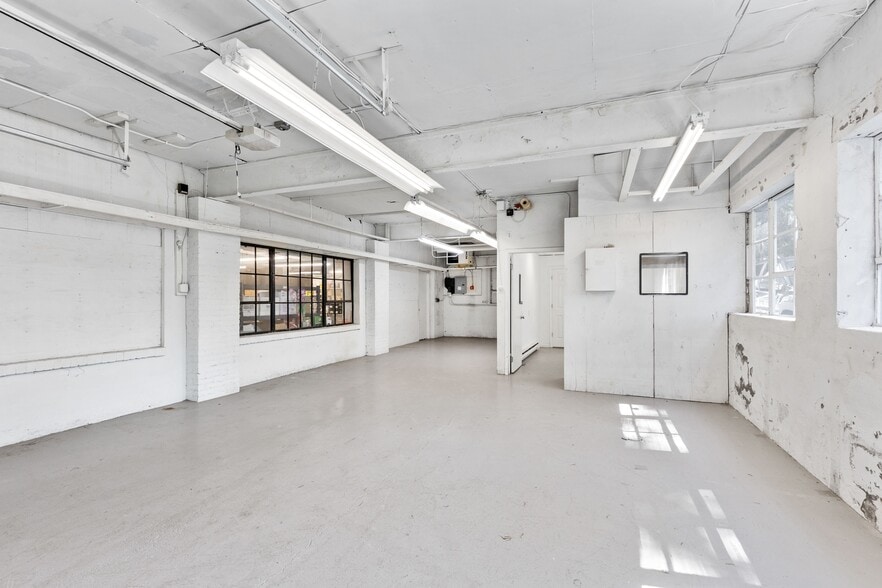 3 W End, Rochelle Park, NJ for lease - Building Photo - Image 3 of 12