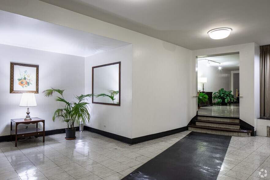 849-851 2nd Ave, New York, NY à louer - Hall d’entrée - Image 3 de 7