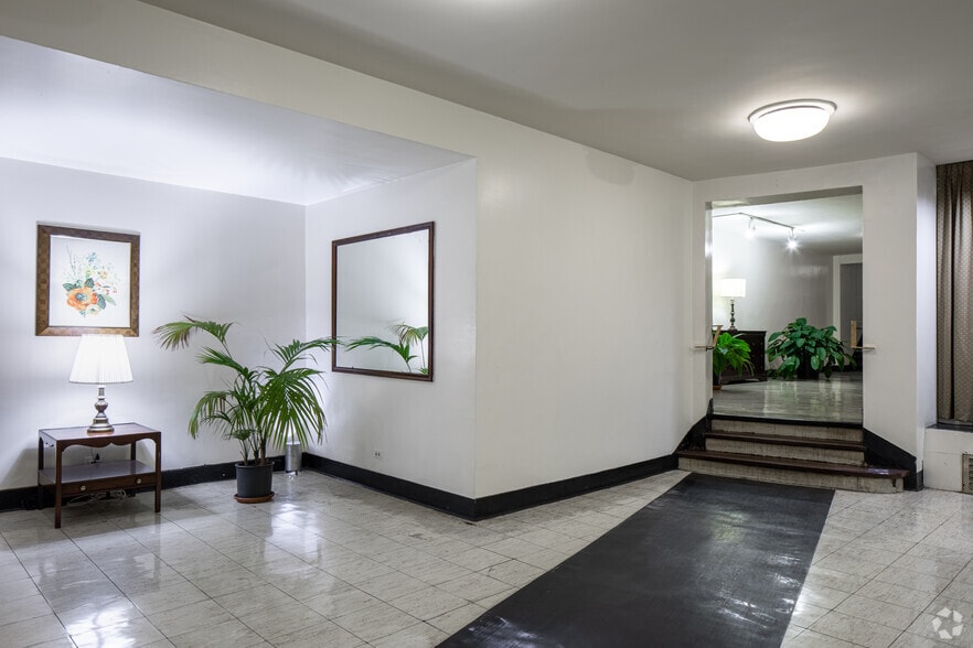 849-851 2nd Ave, New York, NY for lease - Lobby - Image 3 of 7