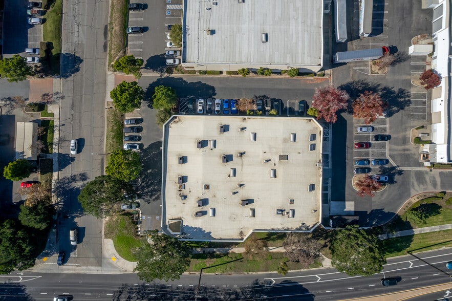 1741 Fiske Pl, Oxnard, CA à vendre - Photo du bâtiment - Image 2 de 62