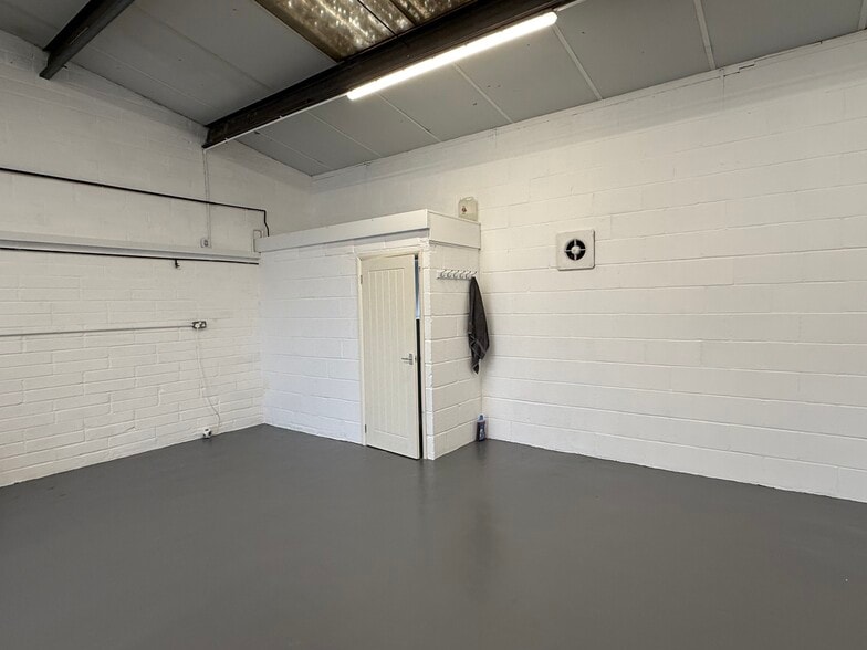 Brookers Rd, Billingshurst for lease - Building Photo - Image 3 of 6