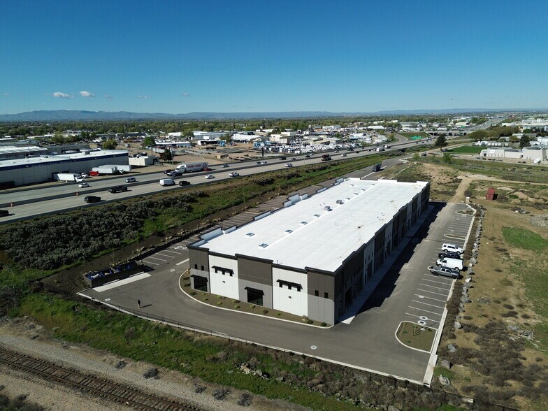2200 E Chisholm Dr, Nampa, ID à louer - Photo du bâtiment - Image 3 de 7
