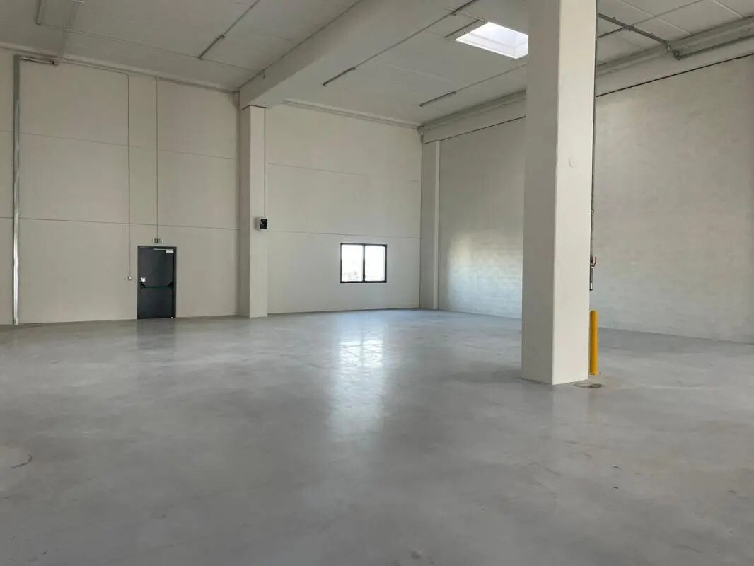 Industrial in Bondy for lease Building Photo- Image 1 of 9