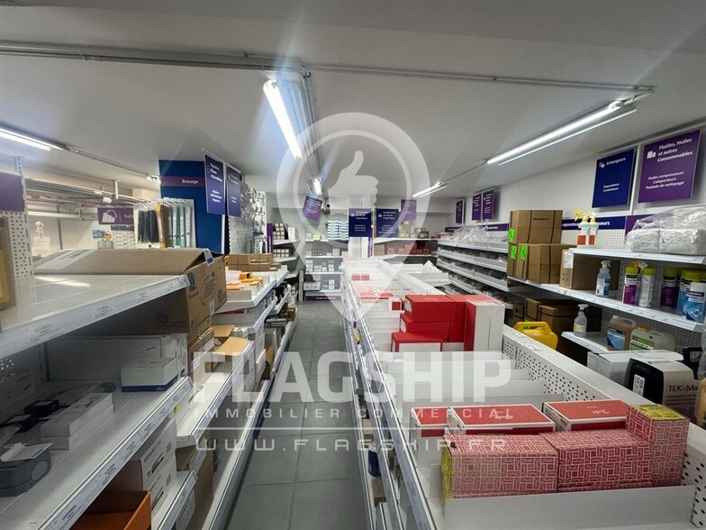 Retail in Paris for lease - Interior Photo - Image 2 of 9