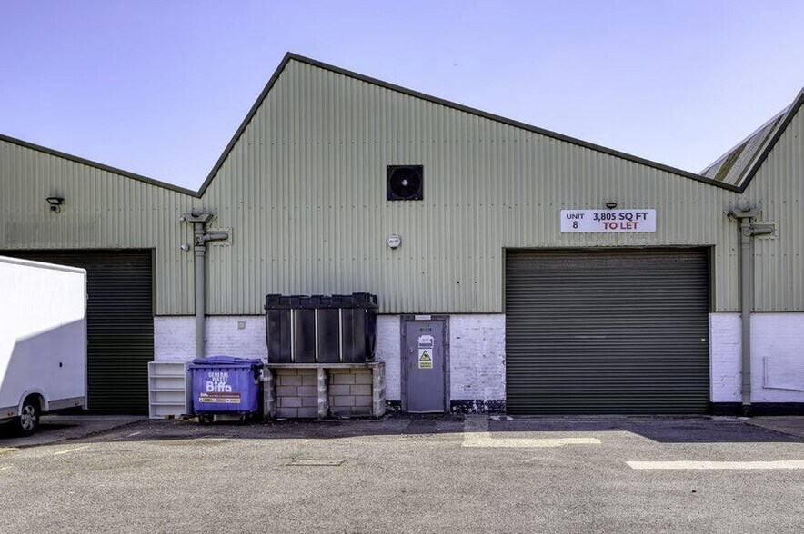 166 Feltham Rd, Ashford à louer - Photo du bâtiment - Image 2 de 7