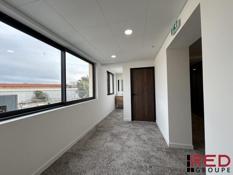 Office in Gignac-la-Nerthe for lease - Interior Photo - Image 3 of 8