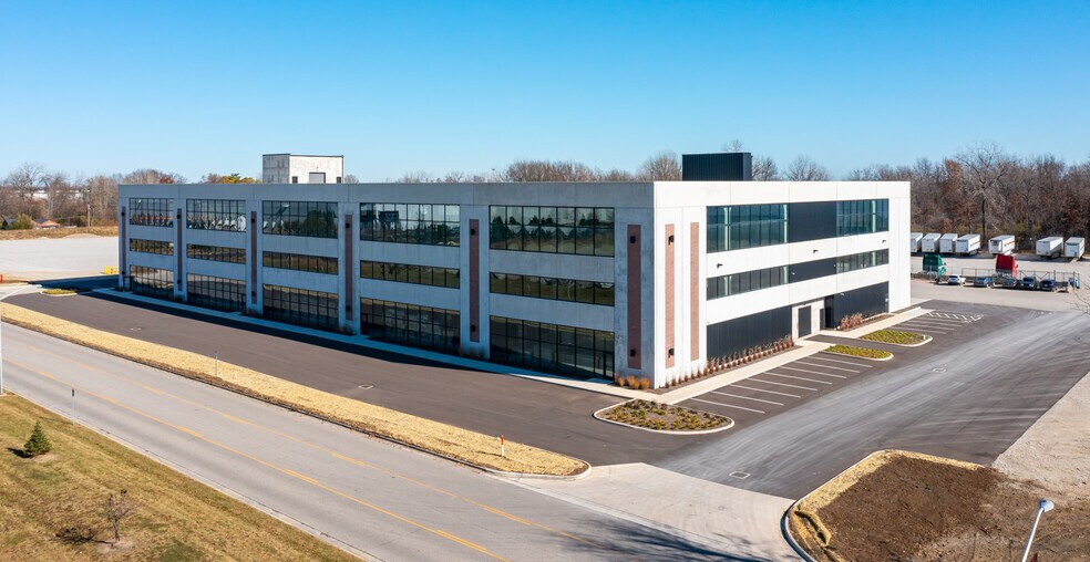 2882 Lewis Centre Way, Urbancrest, OH à louer - Photo du bâtiment - Image 1 de 4