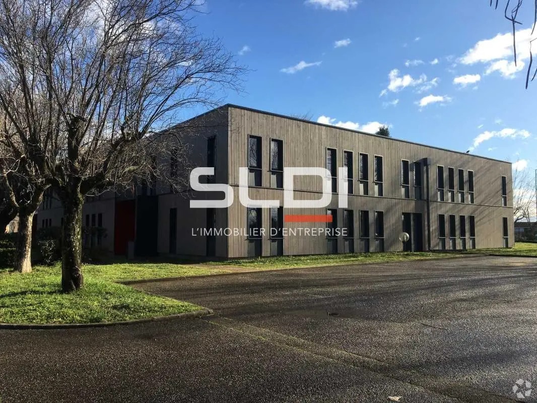 Office in Vénissieux for lease Building Photo- Image 1 of 7