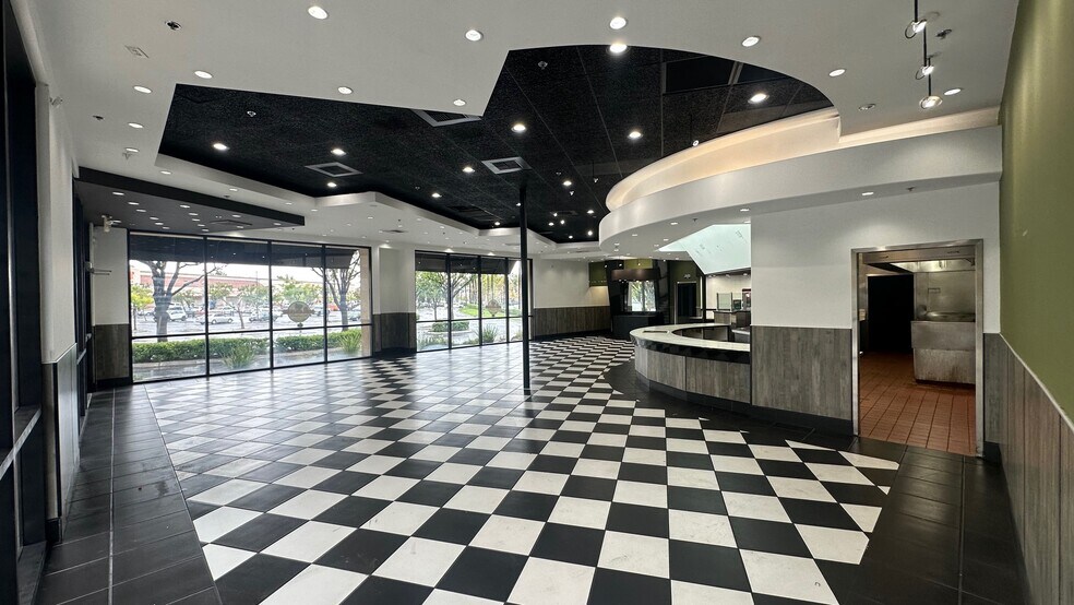 475-745 E Hospitality Ln, San Bernardino, CA à louer - Photo du bâtiment - Image 3 de 21