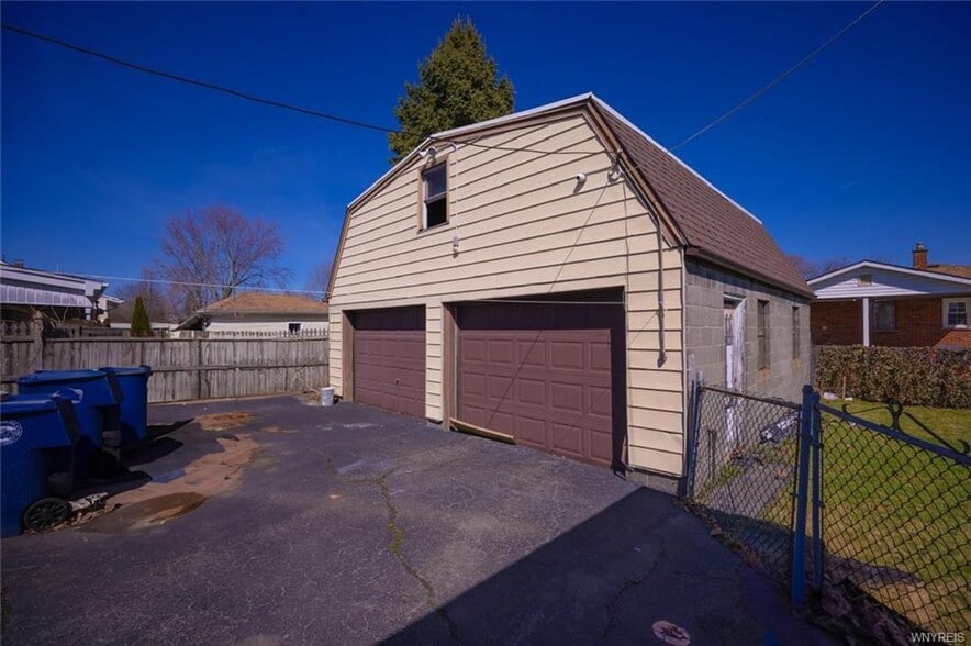113 69th St, Niagara Falls, NY à vendre - Photo du bâtiment - Image 2 de 5