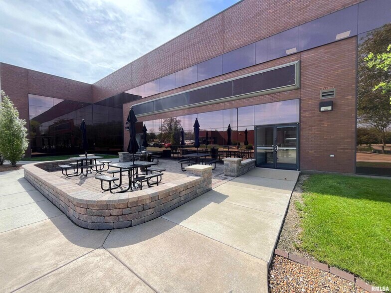 7707 N Knoxville Ave, Peoria, IL à louer - Photo du bâtiment - Image 3 de 3