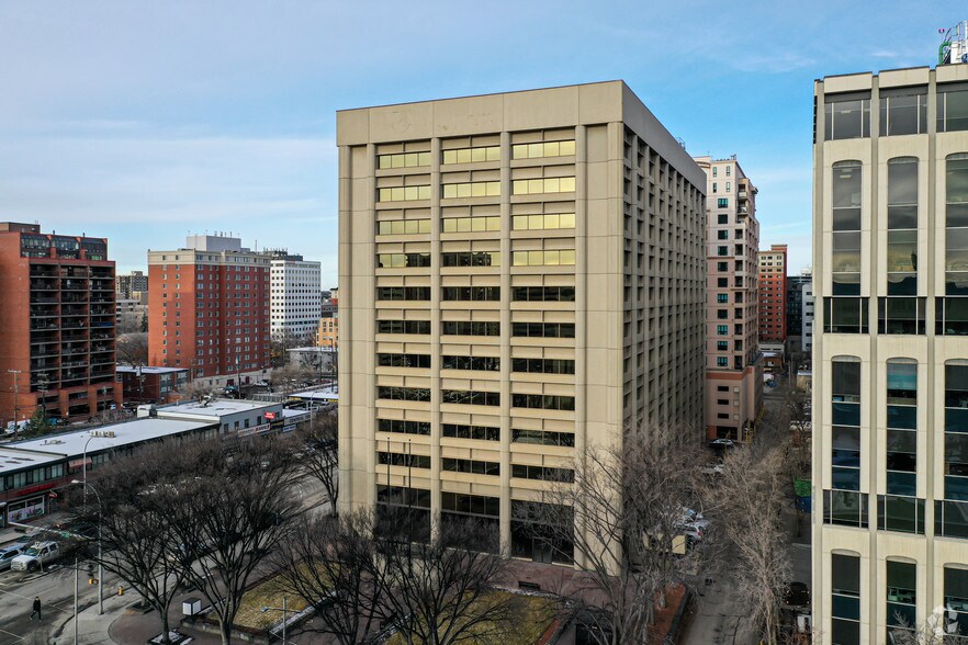 9925 109th St NW, Edmonton, AB à louer - Photo du bâtiment - Image 2 de 15