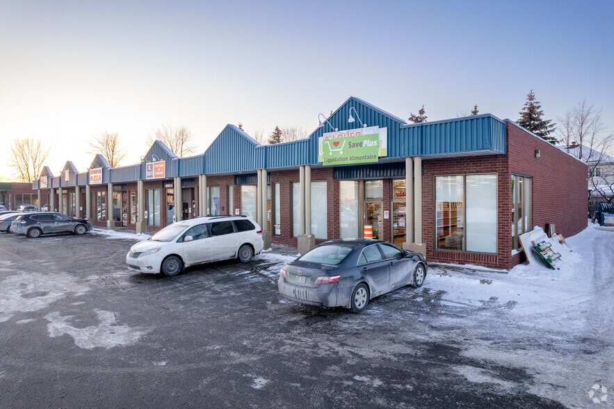 3040-3058 Ch De La Rivière-Cachée, Boisbriand, QC for lease - Primary Photo - Image 1 of 3