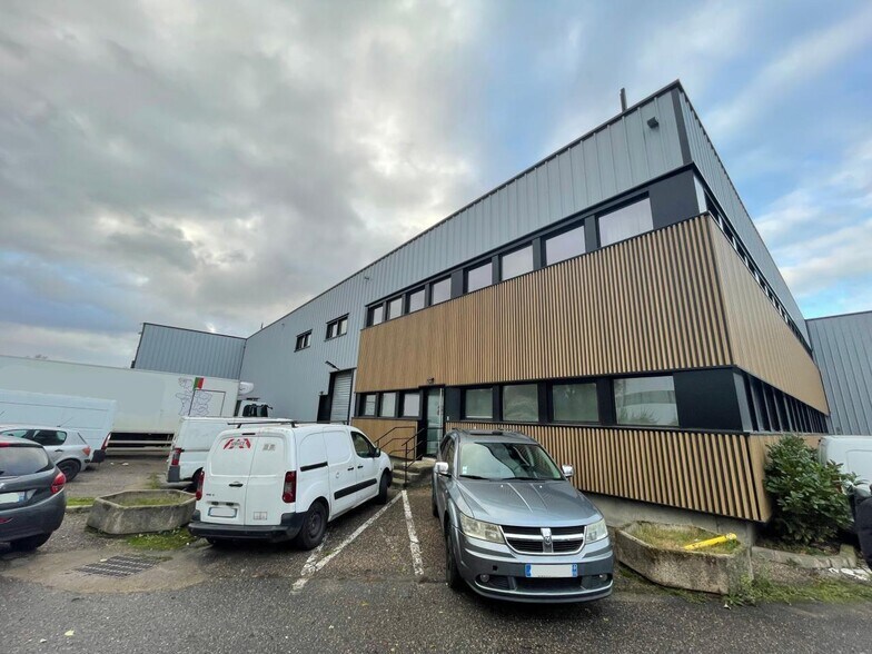 Flex in Villeneuve-la-Garenne for lease - Building Photo - Image 2 of 15