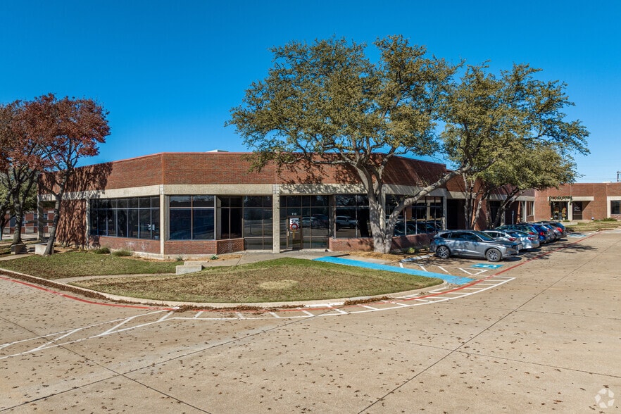 3033 Kellway Dr, Carrollton, TX à louer - Photo du bâtiment - Image 2 de 9