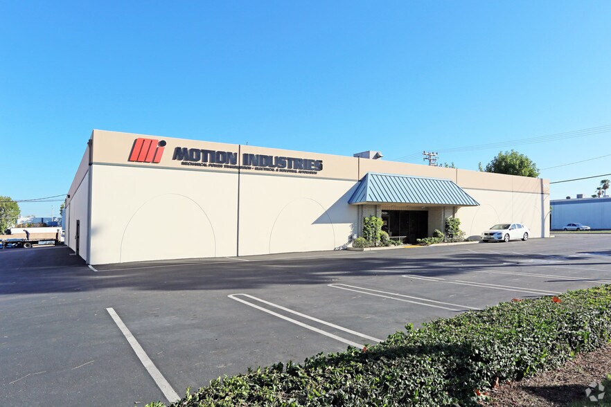 2935 E La Palma Ave, Anaheim, CA à louer - Photo du bâtiment - Image 3 de 4