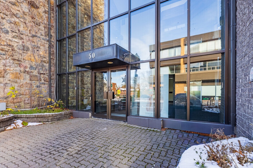 50 Rue Saint-Charles O, Longueuil, QC à louer - Photo du bâtiment - Image 3 de 20