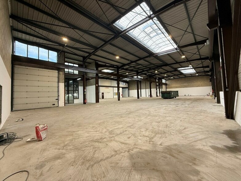 Flex in Le Thillay for lease - Building Photo - Image 2 of 10