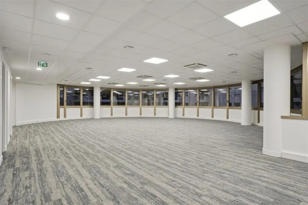 14 Place Marie - Jeanne Bassot, Levallois-Perret for lease Interior Photo- Image 1 of 2