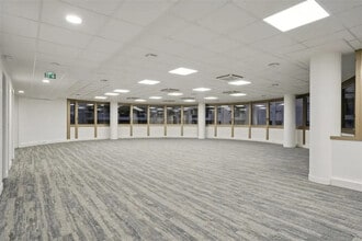 14 Place Marie - Jeanne Bassot, Levallois-Perret for lease Interior Photo- Image 1 of 2