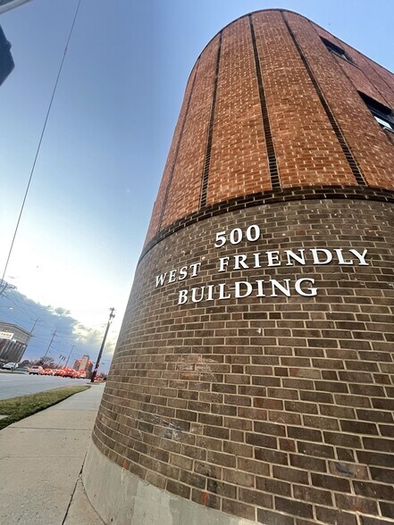500 W Friendly Ave, Greensboro, NC à louer - Photo du bâtiment - Image 3 de 13