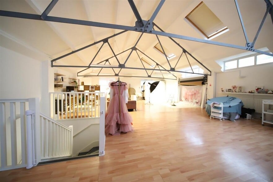 311 Chase Rd, London for lease - Interior Photo - Image 3 of 32