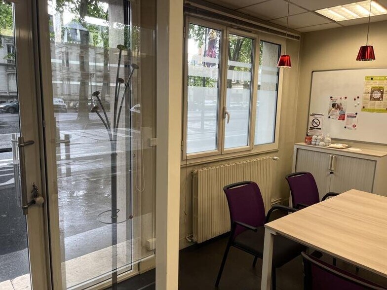 Retail in Tours for lease - Building Photo - Image 2 of 4