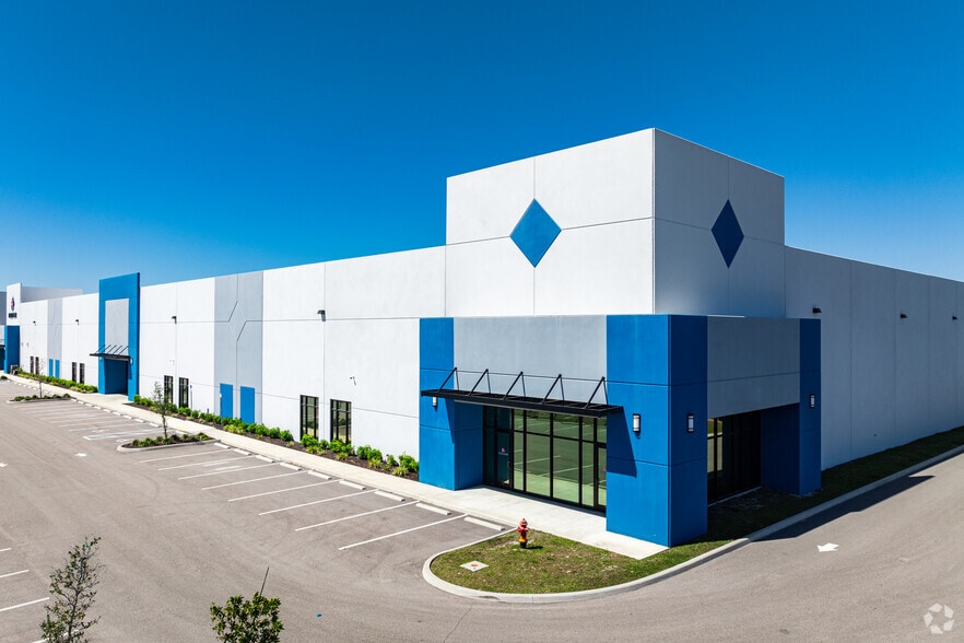 16321 Domestic Ave, Fort Myers, FL for lease - Building Photo - Image 2 of 7