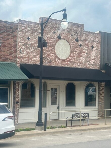 207 Clay St, Nocona, TX à vendre - Photo du bâtiment - Image 3 de 31
