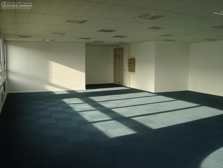 Office in Émerainville for lease - Building Photo - Image 3 of 12