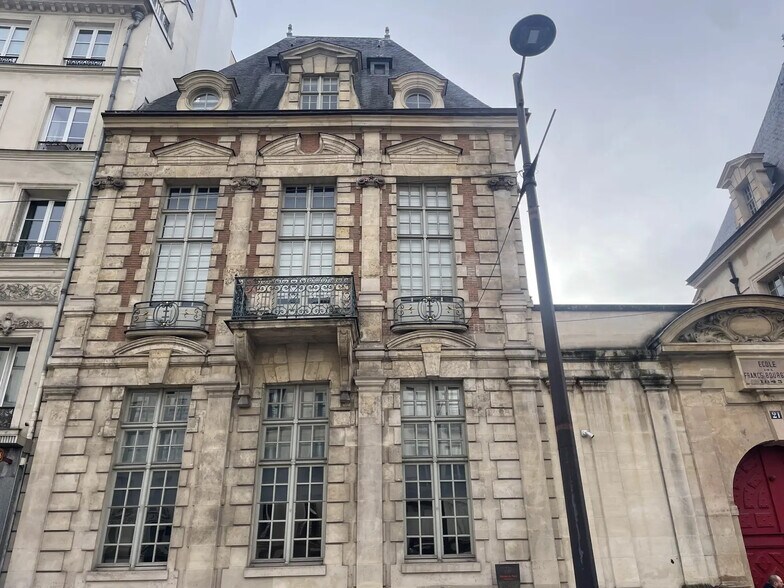 24 Rue Saint-Antoine, Paris à louer - Photo du bâtiment - Image 3 de 10