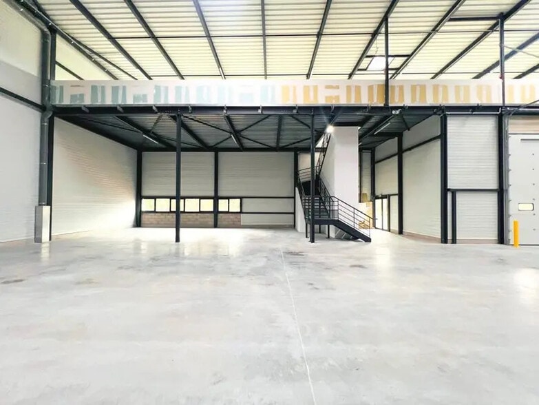 Flex in Plaisir for lease - Building Photo - Image 3 of 23