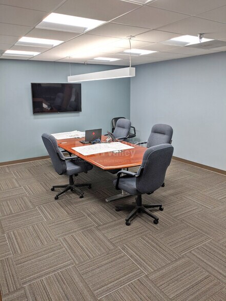 9177 Dutton Dr, Twinsburg, OH à louer - Photo du bâtiment - Image 3 de 4