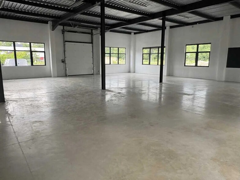 Flex in Dardilly for lease - Interior Photo - Image 3 of 8