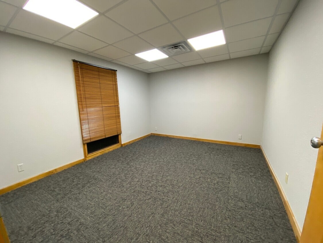 14401 E 42nd St, Independence, MO for lease Interior Photo- Image 1 of 8
