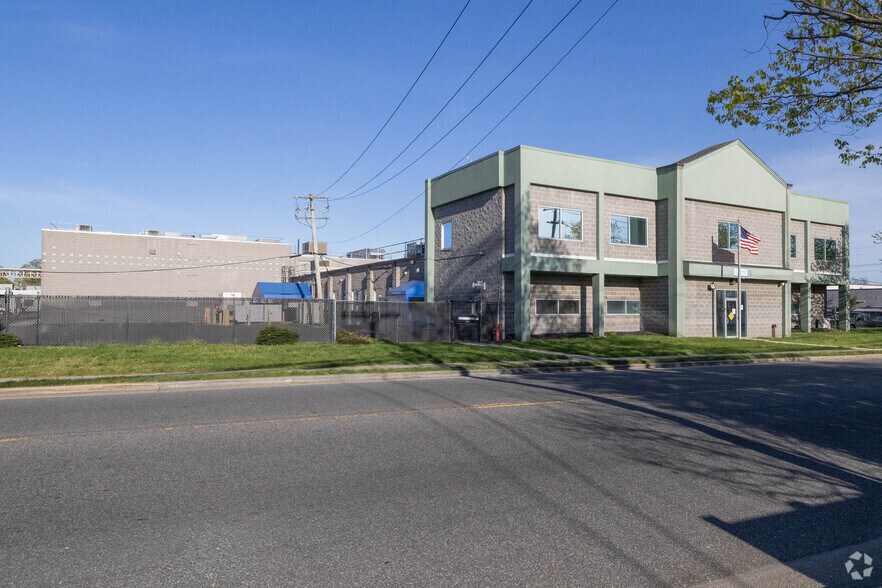369 Bayview Ave, Amityville, NY for sale - Building Photo - Image 3 of 8