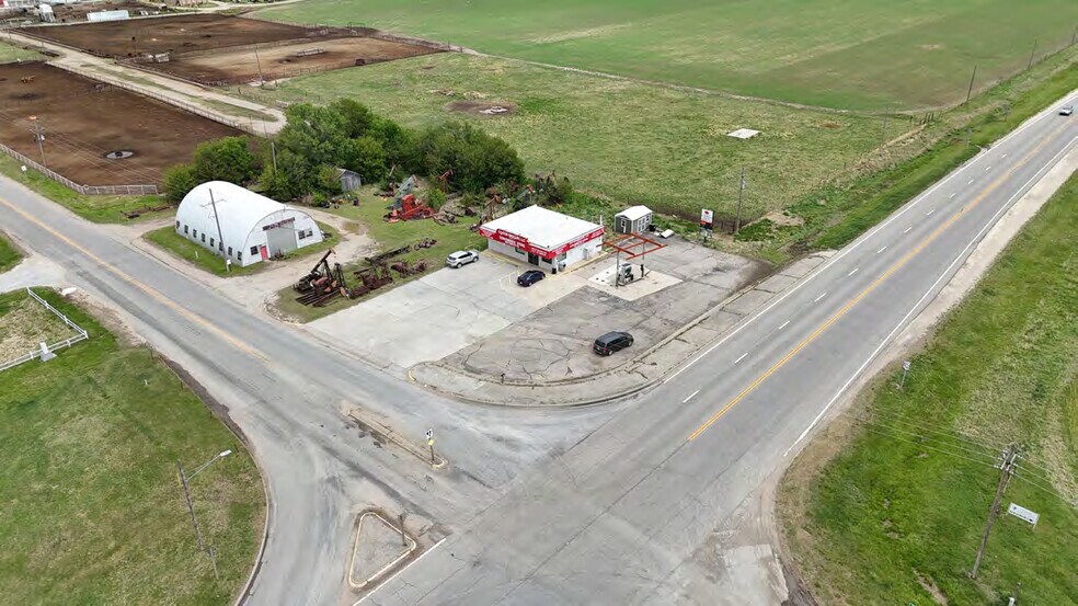 2702 Hwy 56, Canton, KS à vendre - Photo du bâtiment - Image 2 de 3