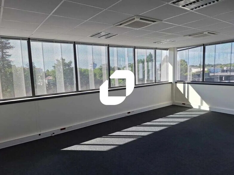 Office in Lormont for lease - Interior Photo - Image 1 of 9