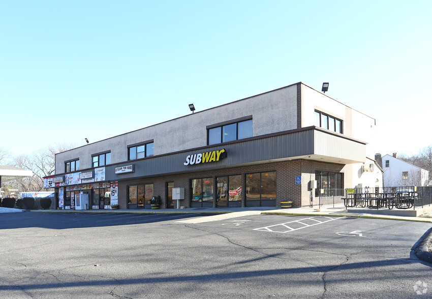 325 Chamberlain Hwy, Meriden, CT for lease - Primary Photo - Image 1 of 5