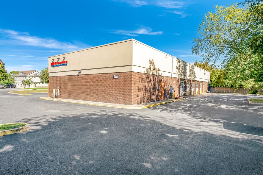 10 Terryville Rd, Port Jefferson Station, NY à vendre - Photo du bâtiment - Image 3 de 7