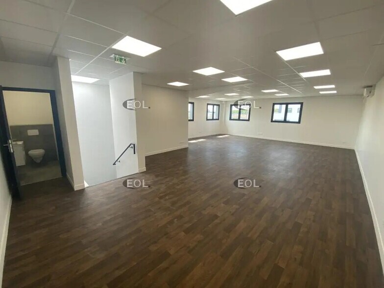 Flex in Coignières for lease - Interior Photo - Image 3 of 5