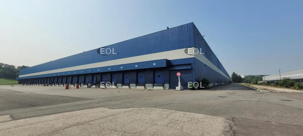 Industrial in Saint-Étienne for lease - Building Photo - Image 2 of 9