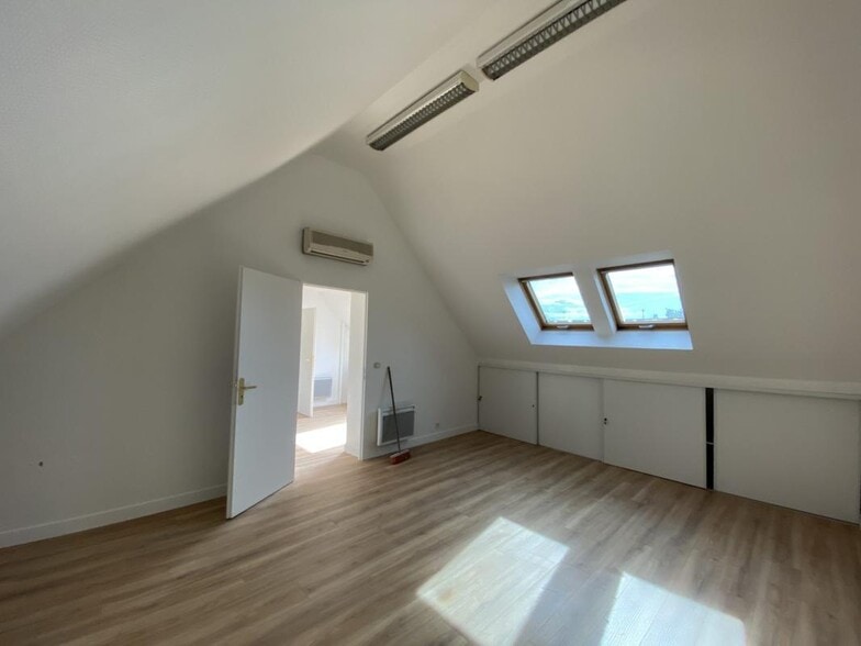Office in Orléans for lease - Interior Photo - Image 2 of 6
