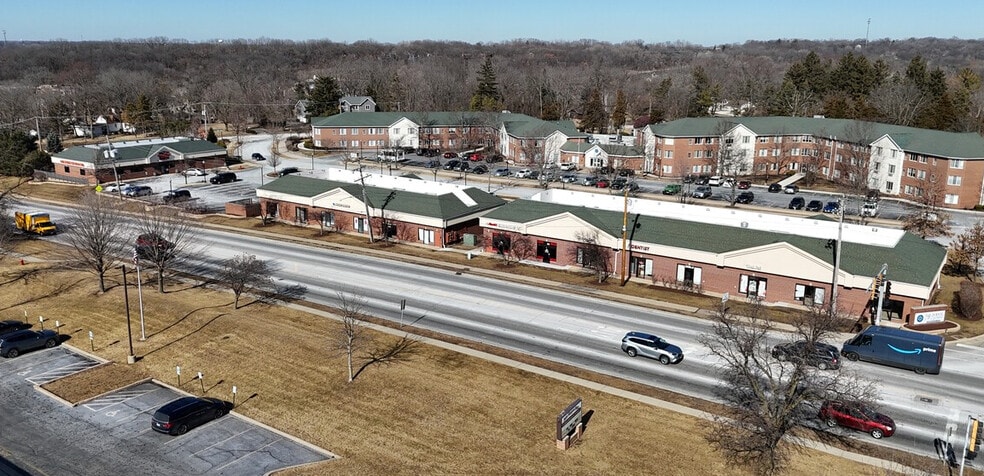 104-128 Eastgate Dr, Algonquin, IL for lease - Building Photo - Image 2 of 4