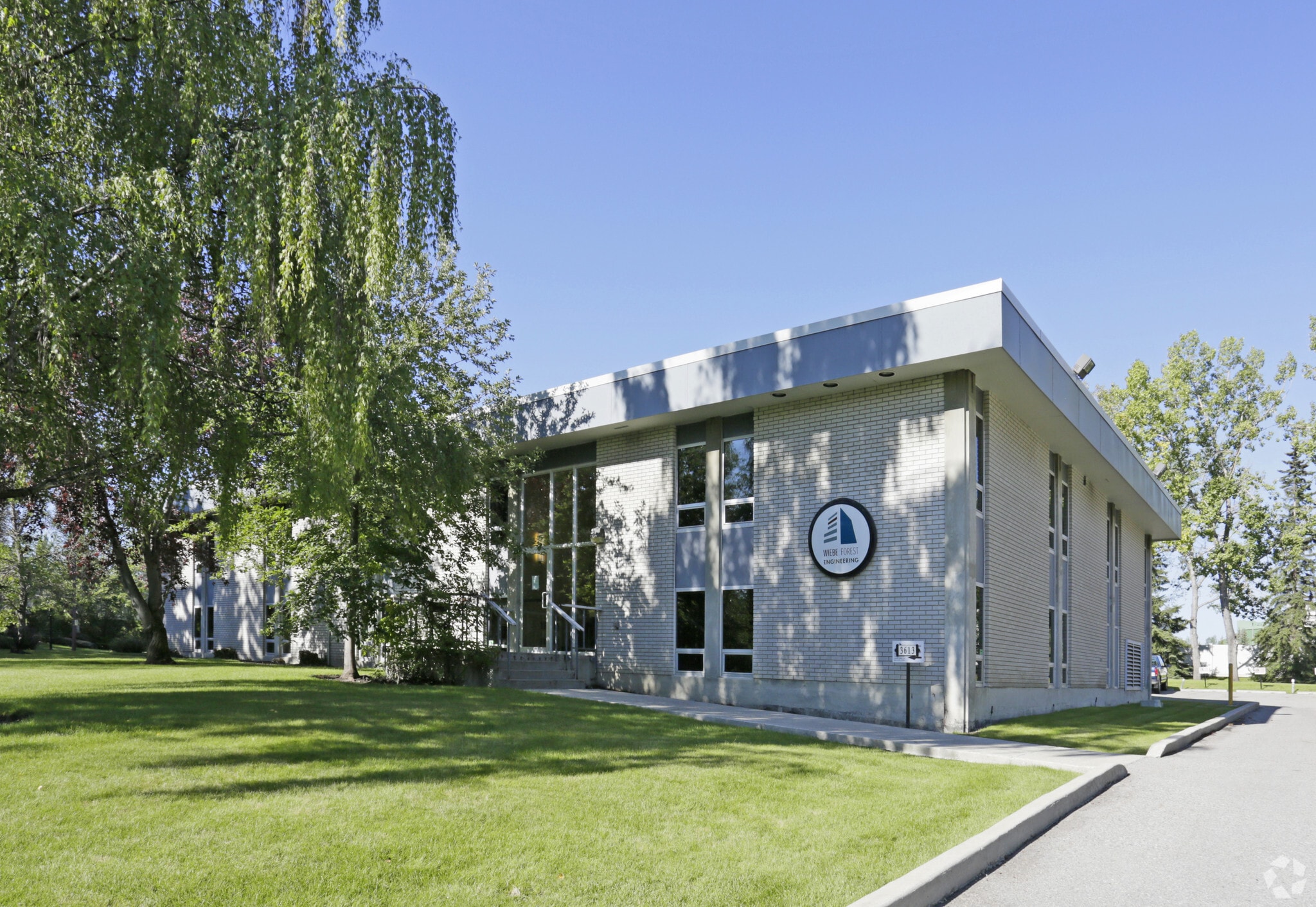 3613 33rd St NW, Calgary, AB for sale Primary Photo- Image 1 of 1